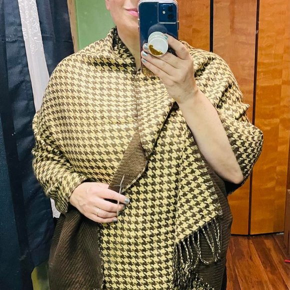 Super Comfy Wrap in Neutral Colors to go with Everything - Picture 1 of 2